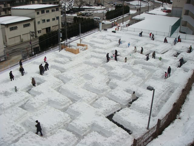 雪の巨大迷路