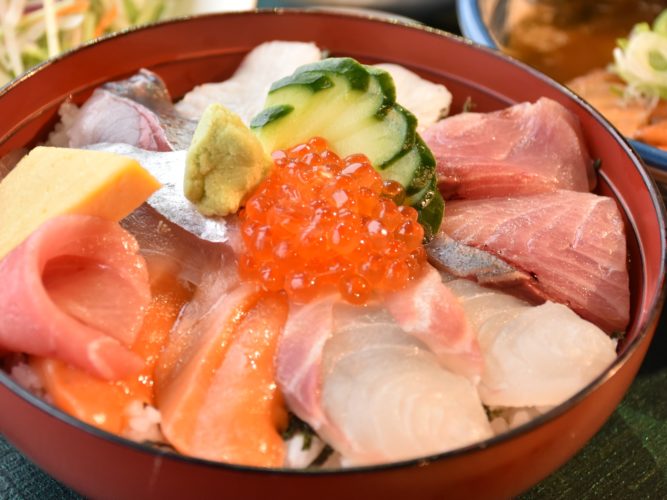 魚の駅「生地」海鮮丼（ズーム）