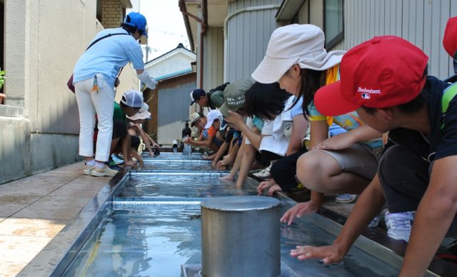 （黒部市）4-6　清水庵の清水(小学生) (2)