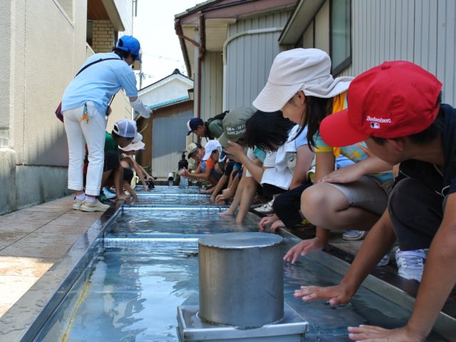 （黒部市）4-6　清水庵の清水(小学生) (2)