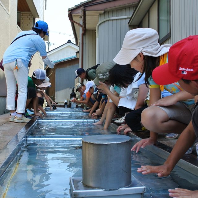 （黒部市）4-6　清水庵の清水(小学生) (2)