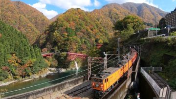 紅葉の黒部峡谷宇奈月駅