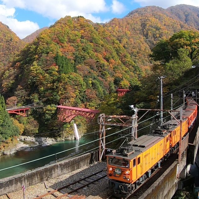 紅葉の黒部峡谷宇奈月駅