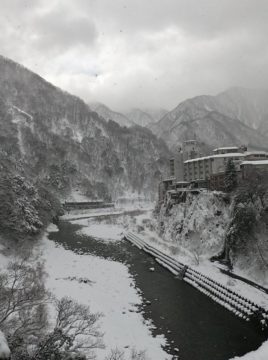 宇奈月温泉街の雪景色