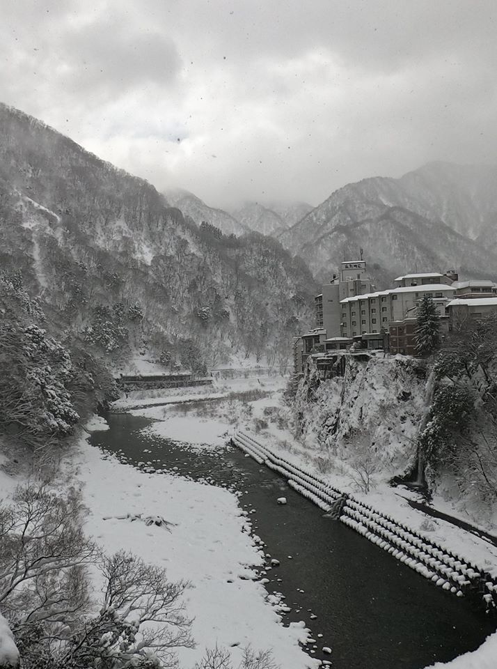 昨日夕方からの雪でようやく 冬の宇奈月温泉 らしい景色になりました 投稿 黒部めぐり 黒部 宇奈月温泉観光局 公式サイト