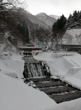 雪景色の宇奈月温泉街