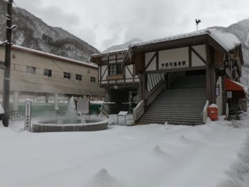 雪景色の宇奈月温泉駅前